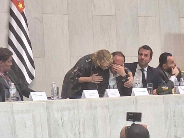 Carlos Bolsonaro chora em homenagem na Alesp: 'Obrigado por me colocarem como porta-voz do meu pai'