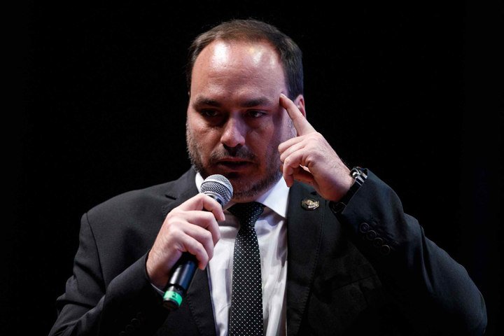 Carlos Bolsonaro anuncia 'levantamento' de prefeitos e vereadores do PL que 'não divulgam' a candidatura de Flávio