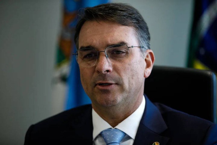 Flávio Bolsonaro reage a aproximação de Paes com o PL para eleição de 2026: 'Não fui consultado'