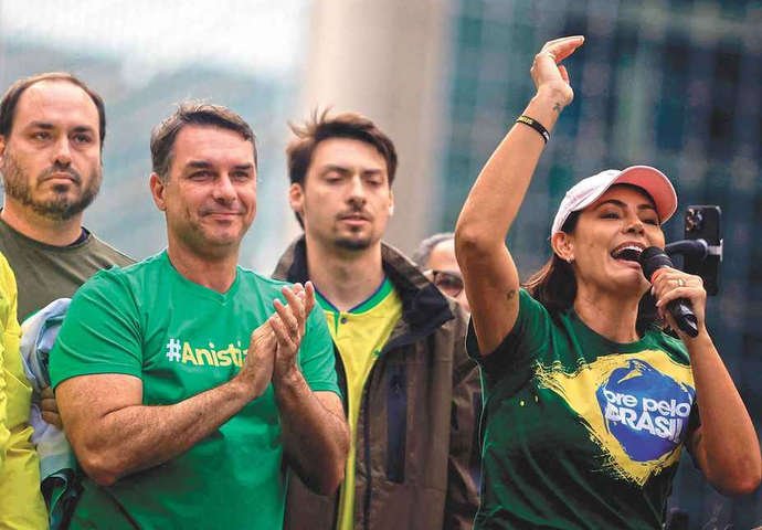 Com Flávio consolidado, chapas estaduais, cobranças e indiretas mantêm clã Bolsonaro em pé de guerra