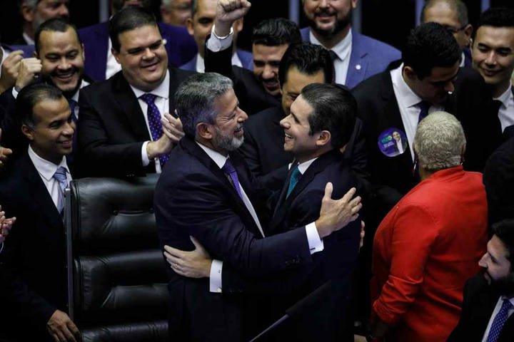 Arthur Lira passa presidência da Câmara dos Deputados para Hugo Motta — Foto: Brenno Carvalho / Agência O Globo