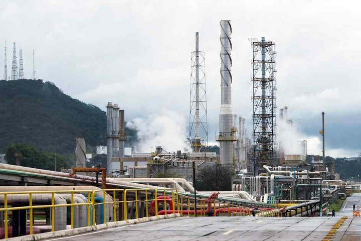 Refinaria Gabriel Passos, em Betim, Minas Gerais — Foto: Douglas MAGNO / AFP