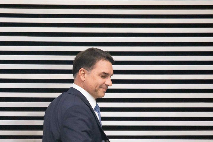Flávio interrompe ofensiva contra Moraes nas redes enquanto busca domiciliar para Bolsonaro e tenta ampliar palanques