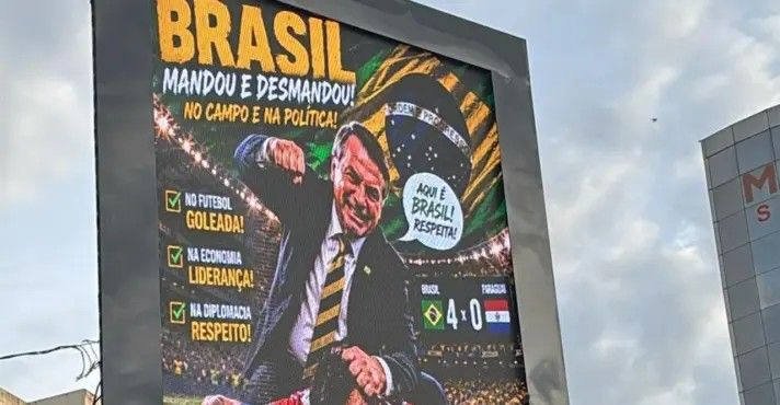 Na fronteira do Paraguai com o Brasil, painéis são hackeados com montagem de Bolsonaro agredindo jogador