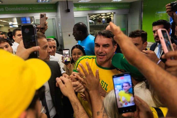 Flávio Bolsonaro chega a Brasília após encontro com Trump nos EUA; vídeo