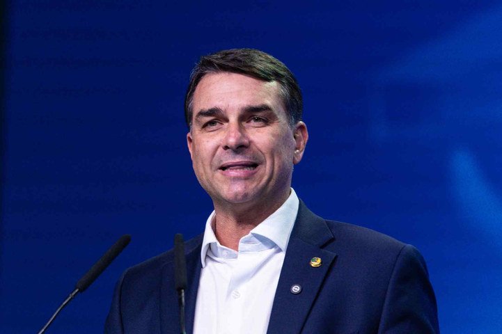 Sem explicar encontro com Vorcaro, Flávio se diz 'perseguido' a plateia de prefeitos