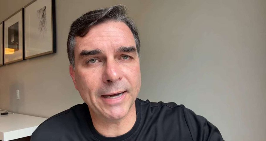 PF avalia incluir Flávio Bolsonaro em lista da Interpol para rastrear dinheiro do filme 'Dark Horse' no exterior