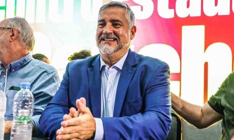 Após PSOL anunciar Manuela D'Ávila, PT oficializa Paulo Pimenta como pré-candidato ao Senado pelo RS