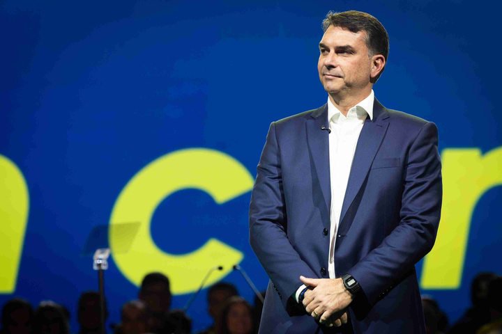 Interpol: saiba o que significa lista de difusão prateada que a PF avalia incluir Flávio Bolsonaro