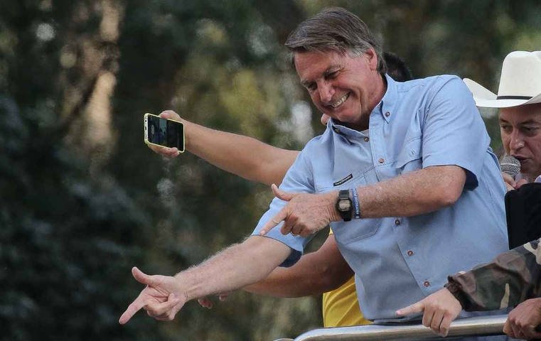Exército nega estar com duas de oito armas de Bolsonaro e informa ter repassado seis à PF