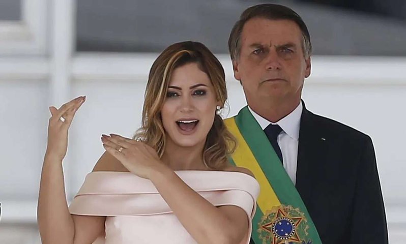 Na cerimônia de posse, a primeira-dama, Michelle Bolsonaro, chamou a atenção ao fazer um discurso em libras no parlatório, antes de Bolsonaro — Foto: Jorge William / Agência O Globo