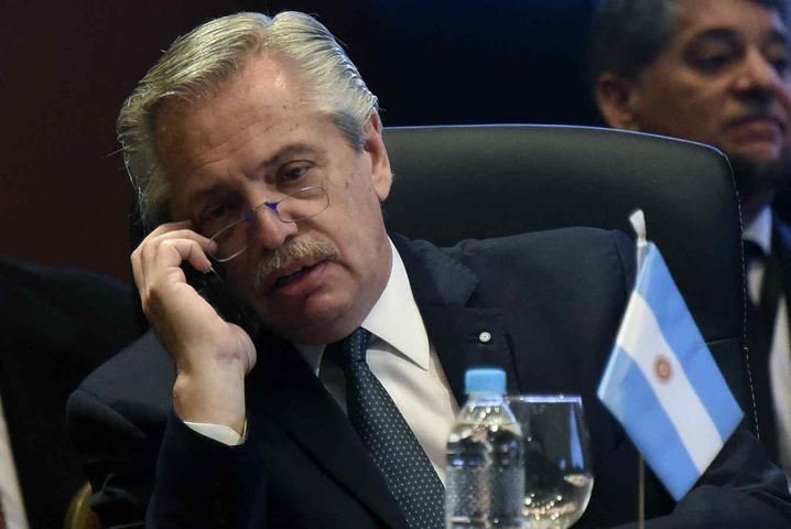 Ex-presidente da Argentina diz que Milei é 'psiquicamente desequilibrado' e vê ataques a Lula como 'risco' para a relação bilateral
