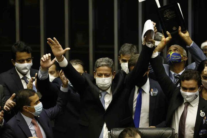 Arthur Lira comemora após ser eleito presidente da Câmara dos Deputados em 2021 — Foto: Pablo Jacob / Agência O Globo