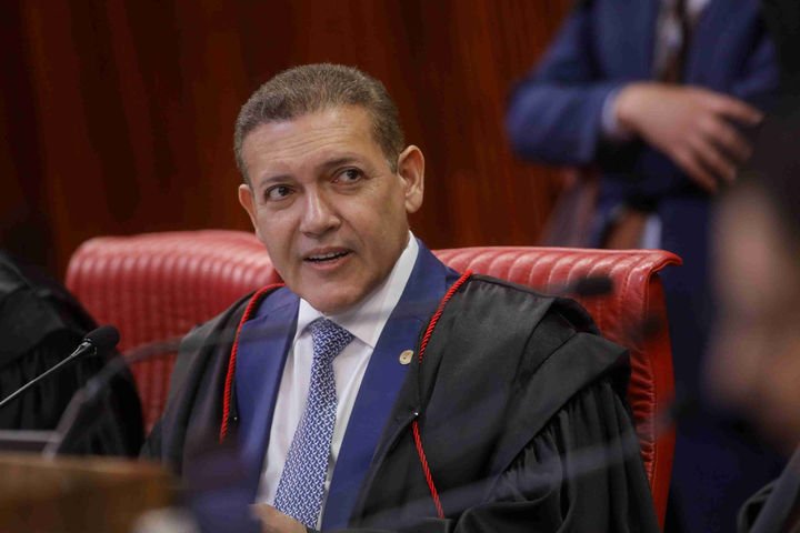 Nunes Marques restabelece direitos políticos de ex-senador em processo de revisão criminal