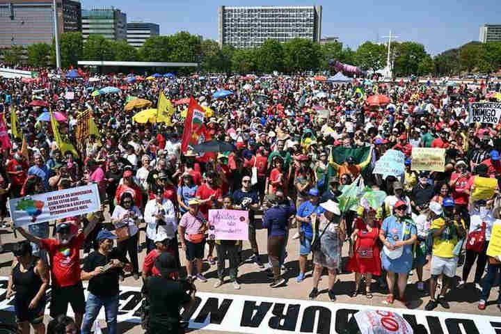 Milhares de pessoas participam de um protesto contra uma iniciativa parlamentar que estende a imunidade para legisladores e um projeto de anistia que poderia beneficiar o ex-presidente de extrema direita Jair Bolsonaro, em Brasília. — Foto: EVARISTO SA / AFP