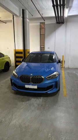 BMW do modelo M135i apreendido na garagem da casa buscada pela PF — Foto: Reprodução/PF