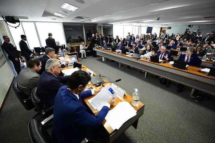 Governo e Centrão trocam integrantes da CPI do INSS na véspera da votação para tentar barrar relatório