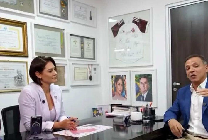 Michelle recebeu um deputado federal em cenário semelhante do vídeo feito contra Flávio — Foto: Reprodução / Redes Sociais