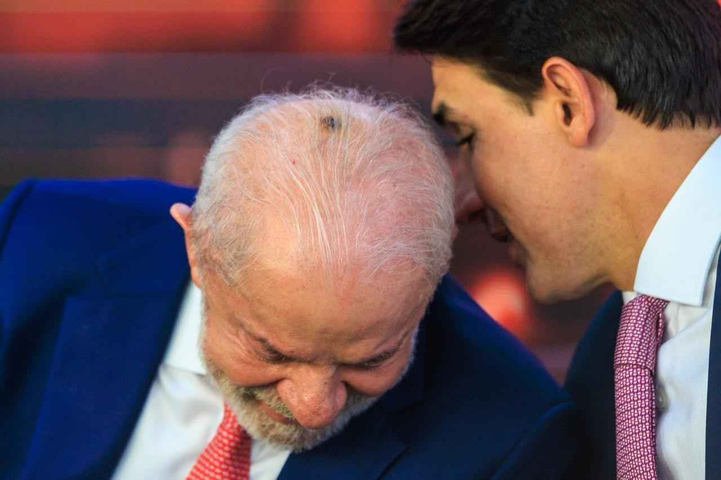 Lula vai a São Paulo para fazer cauterização na cabeça e infiltração por causa de tendinite na mão