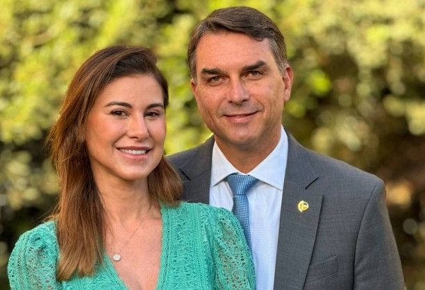 Denunciada nas 'rachadinhas', mulher de Flávio abandona perfil discreto e ganha protagonismo em busca do voto feminino