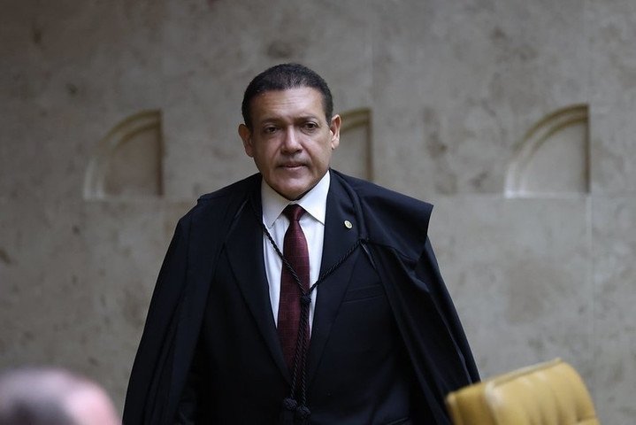 Nunes Marques mantém vídeo de Lula que associa Flávio ao Master, mas tira do ar post com abraço a Vorcaro