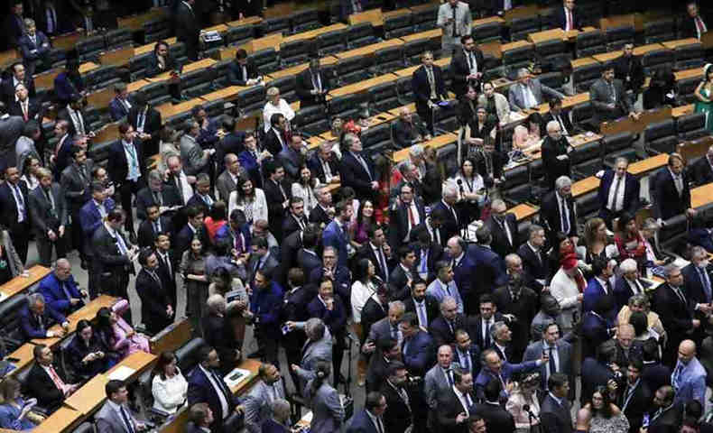 Centrão encolhe no Congresso com crescimento do PL