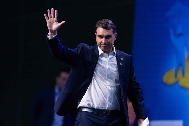 Flávio Bolsonaro diz que tarifaço 'é do Lula' e defende união da direita para 'tirar Brasil das mãos sujas do PT'