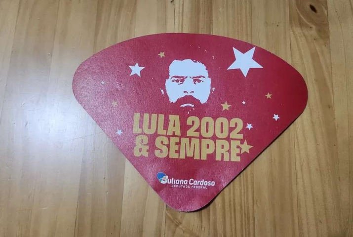 Leque produzido pela equipe da deputada federal Juliana Cardoso (PT-SP) tem imagens de Lula (PT): item foi distribuído a foliões em blocos no Centro de São Paulo — Foto: Hyndara Freitas/O Globo
