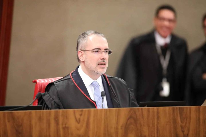 O ministro André Ramos Tavares, quarto a votar nesta quinta (29) — Foto: Alejandro Zambrana/Secom/TSE