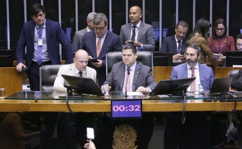 Disputa entre Centrão e oposição em caso Master trava votação no Congresso sobre redução de penas de Bolsonaro