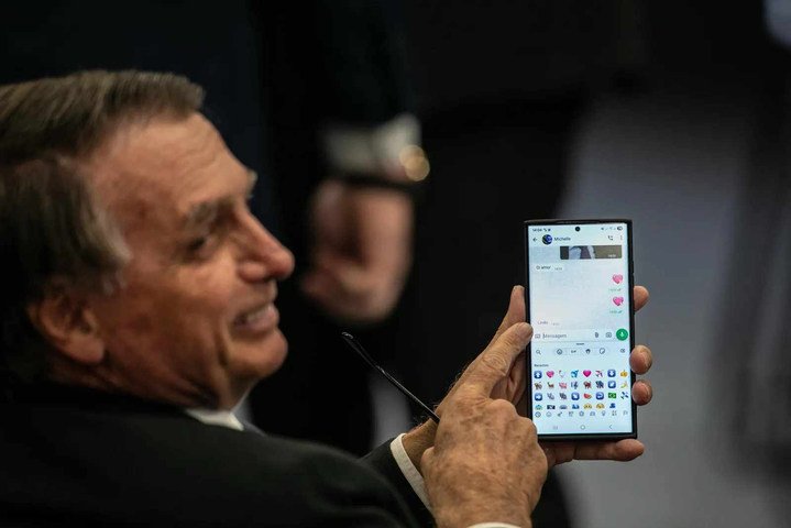 O ex-presidente Jair Bolsonaro conversa com a ex-primeira-dama Michelle Bolsonaro durante sessão do julgamento da trama golpista no STF — Foto: Brenno Carvalho / Agência O Globo