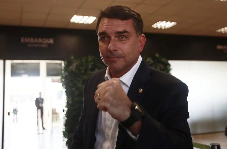 Flávio Bolsonaro embarca para o Rio nesta sexta-feira (15) — Foto: Cristiano Mariz/Agência O Globo