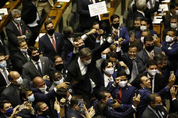 Arthur Lira sendo carregado por outros deputados em comemoração após ser eleito presidente da Câmara dos Deputados em 2021 — Foto: Pablo Jacob / Agência O Globo