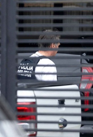 Bolsonaro chega em casa para cumprir prisão domiciliar — Foto: Vinicius Schmidt / Metropoles / AFP
