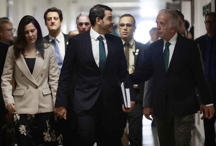 O Advogado Geral da União Jorge Messias, chega ao Senado para a sabatina. Ao lado o ministro José Múcio. — Foto: Cristiano Mariz / Agência O Globo