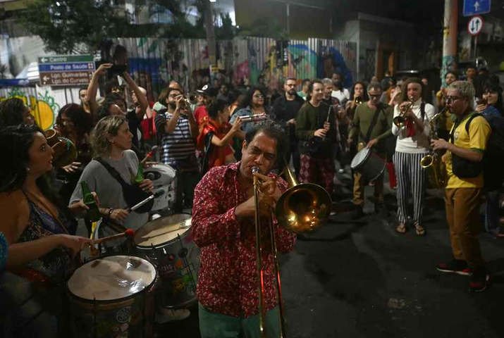 Pessoas comemoram a decisão do Supremo Tribunal Federal sobre o julgamento do ex-presidente Jair Bolsonaro no bairro de Santa Teresa, no Rio de Janeiro, Brasil, em 11 de setembro de 2025 — Foto: Mauro Pimentel/AFP