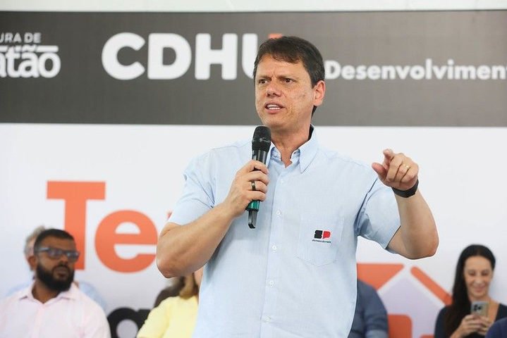 Tarcísio avalia que transferência de Bolsonaro foi positiva, mas insiste em prisão domiciliar