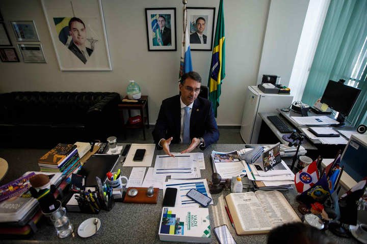 Flávio Bolsonaro se frustra ao não encontrar Marco Rubio em viagem aos Estados Unidos