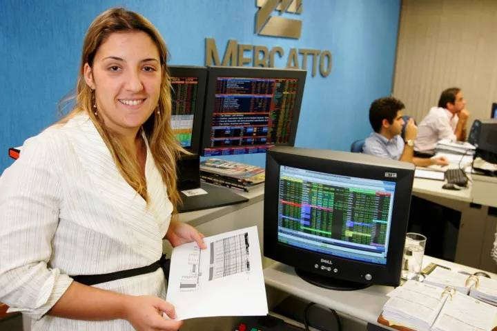 Daniella Marques em uma corretora do Rio no início das duas décadas de carreira no mercado financeiro — Foto: Marco Antônio Teixeira/Arquivo