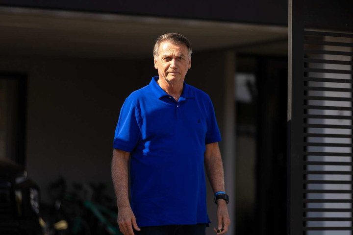 Defesa de Bolsonaro pede para ele ter acesso a Smart TV em cela