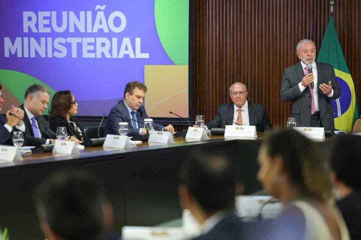 O presidente Luiz Inácio Lula da Silva coordena reunião ministerial no palácio do Planalto — Foto: Fabio Rodrigues-Pozzebom/Agência Brasil