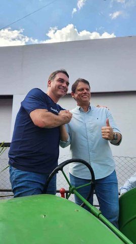 Flávio e Tarcisio posam para fotos em máquina agrícola, na Agrishow — Foto: Hyndara Freitas / O GLOBO
