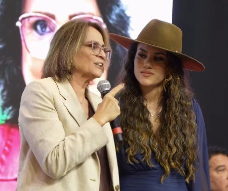 Com voz de Michelle e presença de Damares, filha de réu do 8 de janeiro que morreu na prisão lança pré-candidatura
