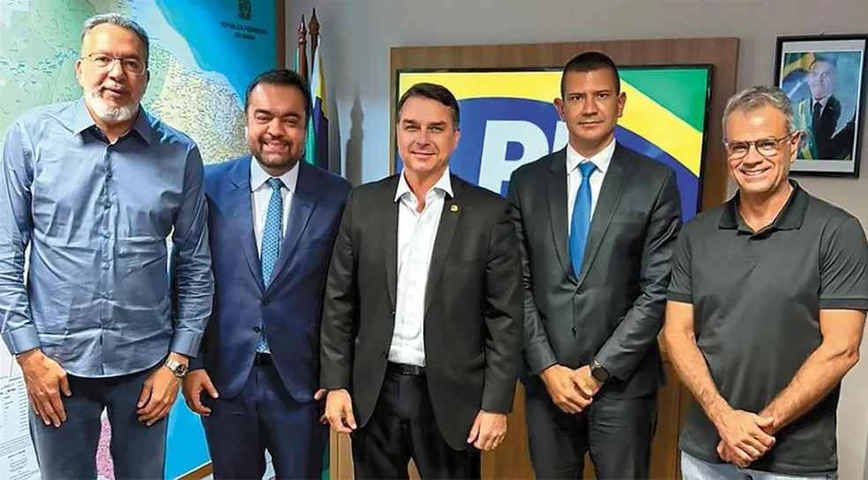 Flávio Bolsonaro decidiu pelas indicações de Márcio Canella (primeiro à esquerda) e Castro ao Senado, e Douglas Ruas e Rogério Lisboa (à direita) ao governo na chapa do PL no Rio — Foto: Reprodução/Instagram/Márcio Canella