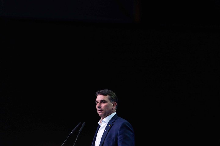 Em meio à crise com Vorcaro, Flávio vai viajar aos EUA para tentar encontro com Trump