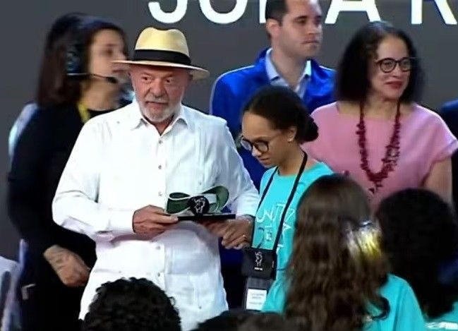 'Quando chegarem à conclusão de que todo político é ladrão, entrem vocês para a política', diz Lula em evento para jovens