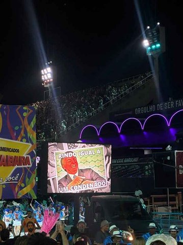 Acadêmicos de Niterói projeta nos ensaios técnicos imagem em que Bolsonaro aparece rindo, com a frase “Rindo igual a um condenado” — Foto: João Vitor Costa