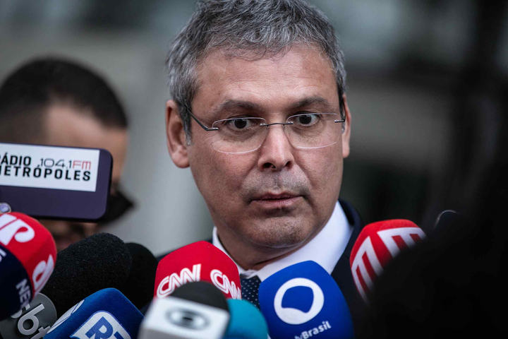 Lindbergh critica 'corporativismo' de Galípolo após depoimento em CPI isentar Campos Neto no caso Master