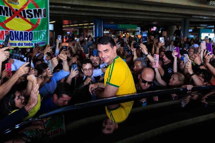 Flávio Bolsonaro chega no aeroporto de Brasília após tour nos Estados Unidos em busca de apoio político com Donald Trump — Foto: Brenno Carvalho / Agência O Globo