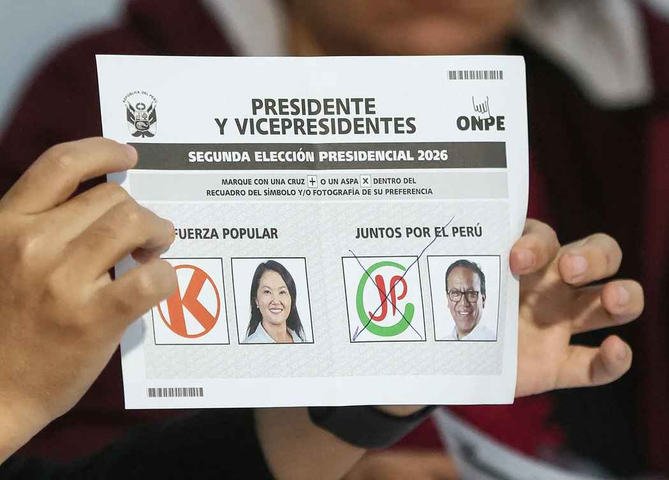 Um funcionário eleitoral peruano exibe uma cédula a favor do candidato presidencial Roberto Sánchez — Foto: Connie FRANCE / AFP